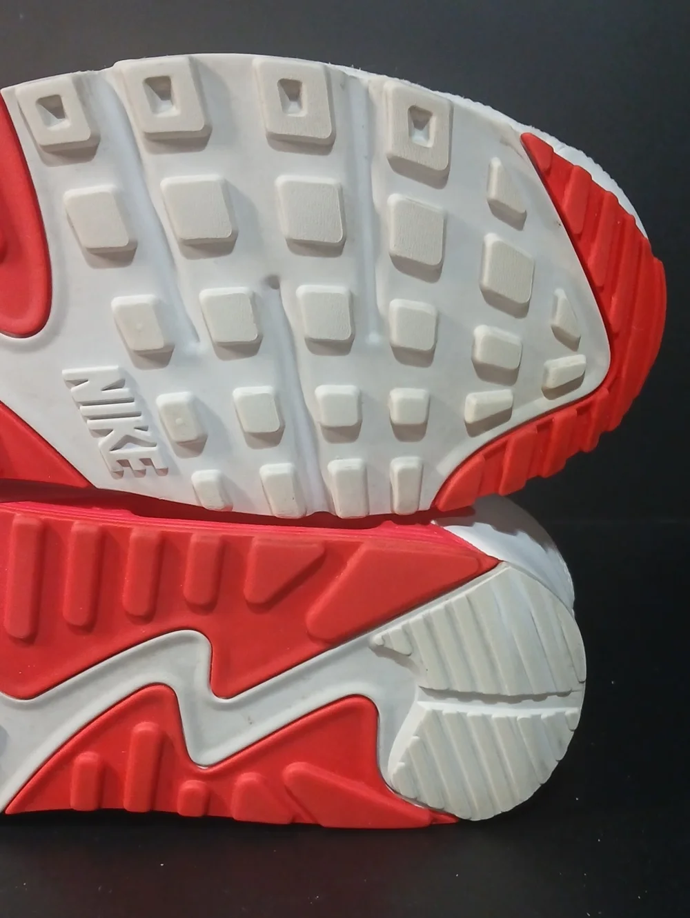 Nike Air Max '90 x Undefeated. 